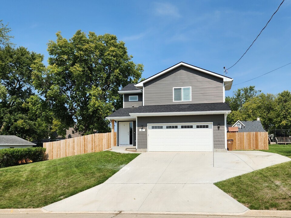 817 School St in Norwalk, IA - Building Photo