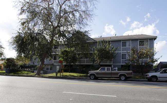 6645 Coldwater Canyon Ave in North Hollywood, CA - Foto de edificio - Building Photo