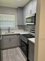 2134 Lincoln St in Hollywood, FL - Building Photo