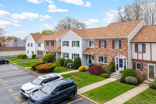 Maple Wood Farm in Cumberland, RI - Foto de edificio - Building Photo