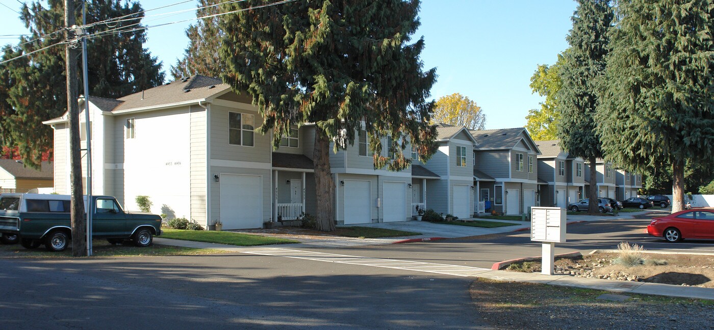 4955-4959 Elizabeth St N in Keizer, OR - Foto de edificio