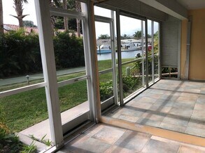 698 NE Spanish River Blvd in Boca Raton, FL - Foto de edificio - Building Photo