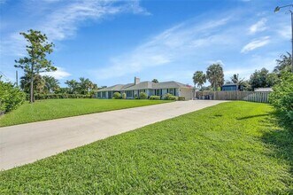 8606 Arrowhead Dr in Wellington, FL - Building Photo - Building Photo
