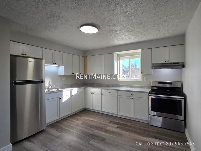 8 Hillside Ln in Lewiston, ME - Building Photo - Building Photo