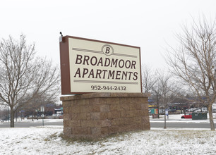 Broadmoor Apartments in Eden Prairie, MN - Building Photo - Building Photo