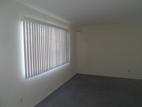 4202 White Ln in Bakersfield, CA - Foto de edificio - Building Photo