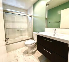 177 Douglas St, Unit #1 in Los Angeles, CA - Foto de edificio - Building Photo