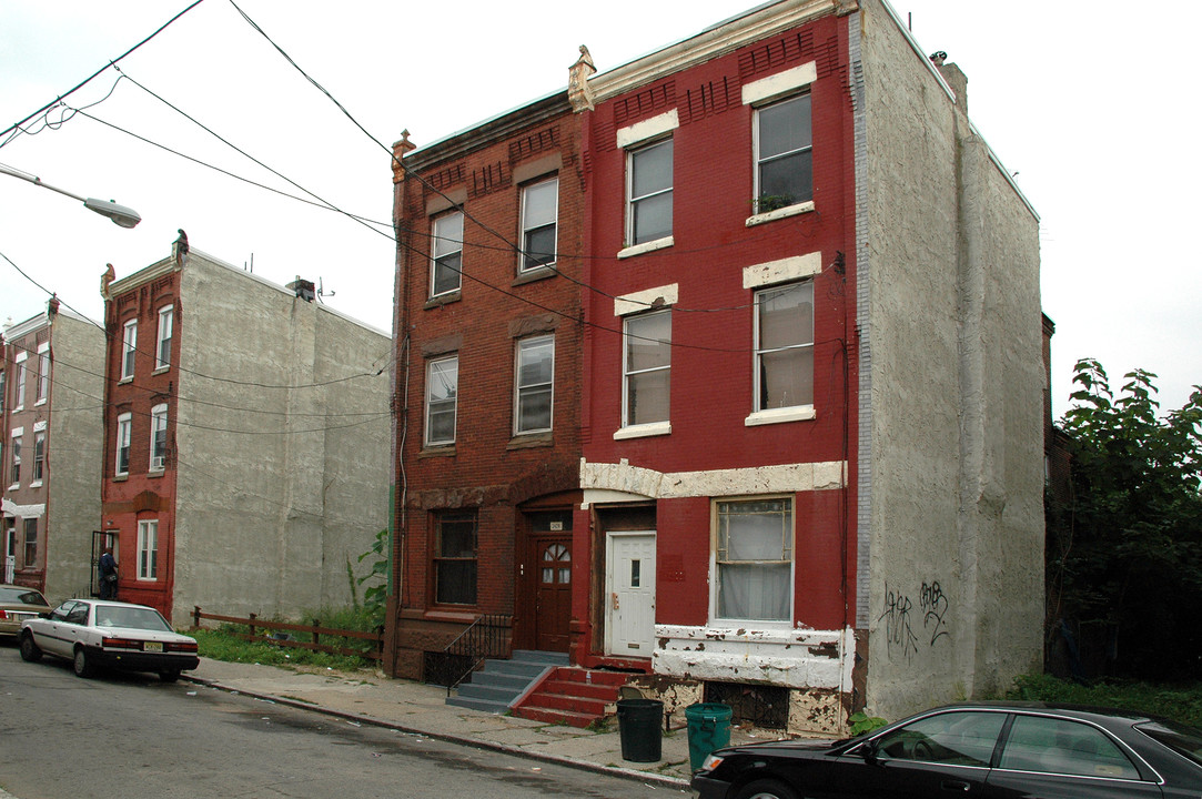 2426 Clifford St in Philadelphia, PA - Building Photo