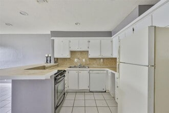 1045 Apollo Beach Blvd in Apollo Beach, FL - Building Photo - Building Photo