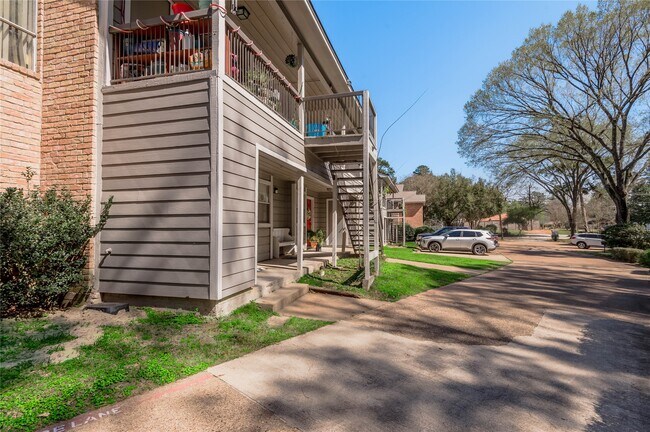 2404 Sycamore Ave in Huntsville, TX - Building Photo - Building Photo