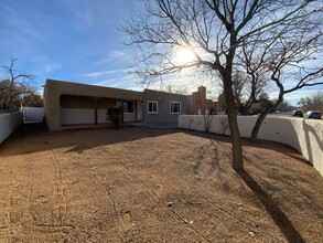 700 Vassar Dr SE in Albuquerque, NM - Building Photo - Building Photo