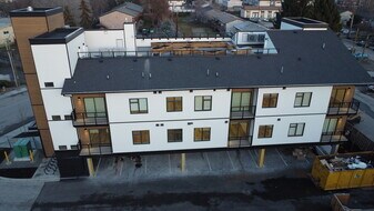 320 Mills Rd in Kelowna, BC - Building Photo