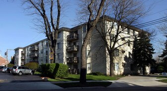 8232 Niles Center Rd in Skokie, IL - Building Photo