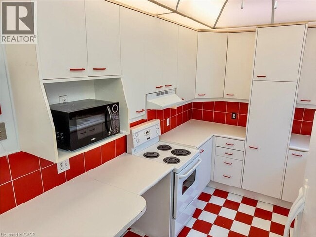 255 Main St W in Hamilton, ON - Building Photo - Building Photo