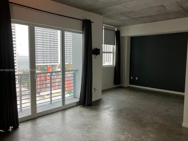 133 NE 2nd Ave, Unit 1710 in Miami, FL - Building Photo - Building Photo