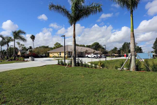 Green Lakes Apartments in Lake Worth, FL - Building Photo - Building Photo