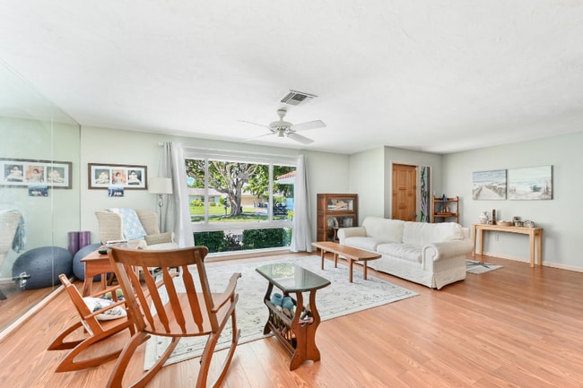 325 Forest Hills Blvd in Naples, FL - Building Photo - Building Photo