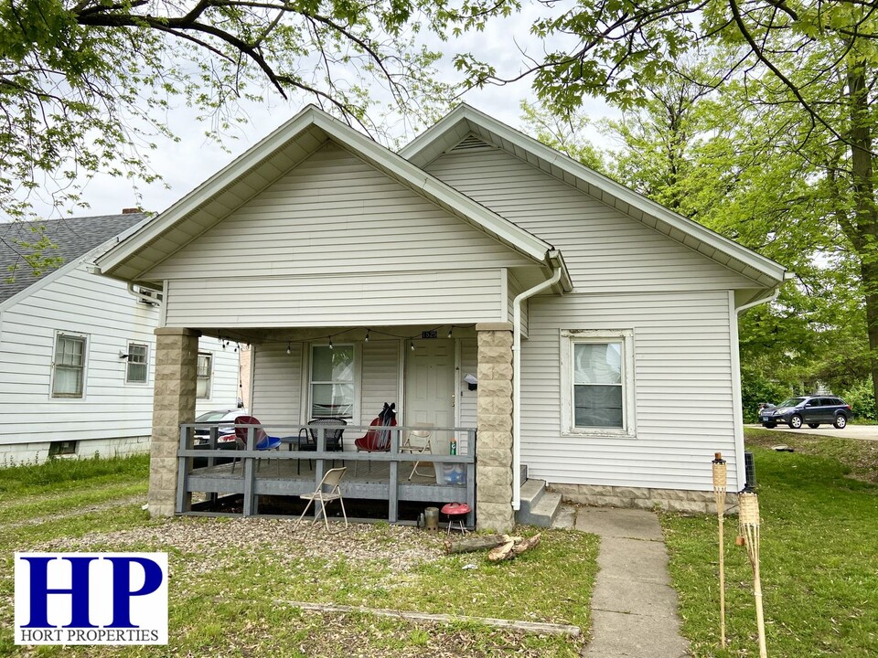 1525 2nd St in Charleston, IL - Foto de edificio