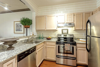 Falls Of Pembroke in Pembroke Pines, FL - Building Photo - Interior Photo