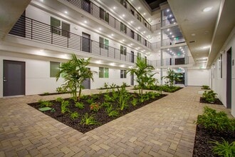 Glenoaks Villas at Sylmar in Sylmar, CA - Foto de edificio - Building Photo