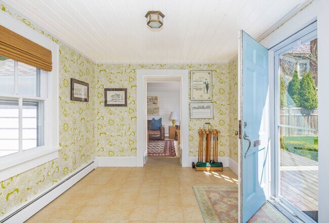 109 Toylsome Ln in Southampton, NY - Building Photo - Building Photo