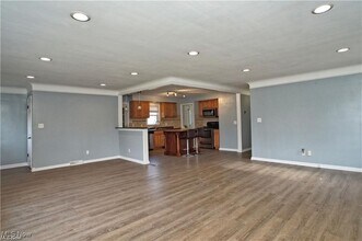 1071 Cranbrook Dr in Highland Heights, OH - Foto de edificio - Building Photo