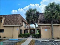 10922 Royal Palm Blvd in Coral Springs, FL - Foto de edificio - Building Photo