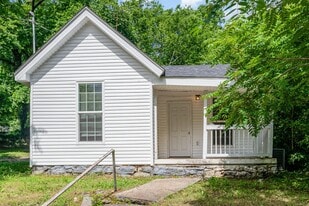 1018 Bridge St in Columbia, TN - Building Photo