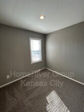 8302 E 111 Terrace in Kansas City, MO - Foto de edificio - Building Photo