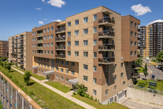 10590 L'Acadie Boul in Montréal, QC - Building Photo - Building Photo