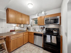 17600 Sylvester Rd SW in Seattle, WA - Building Photo - Building Photo