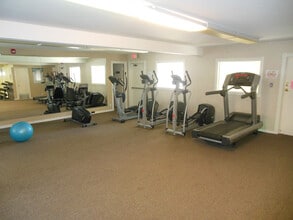 400 N Acacia Ave, Unit C16 in Fullerton, CA - Building Photo - Building Photo