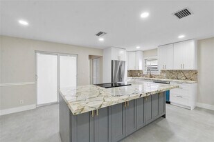 828 Johnson St in Hollywood, FL - Building Photo