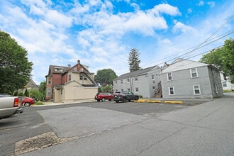 609 S High St, Unit Apt B in West Chester, PA - Foto de edificio - Building Photo