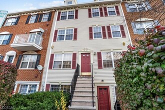 100 Callahan Ct in Newark, NJ - Building Photo - Building Photo