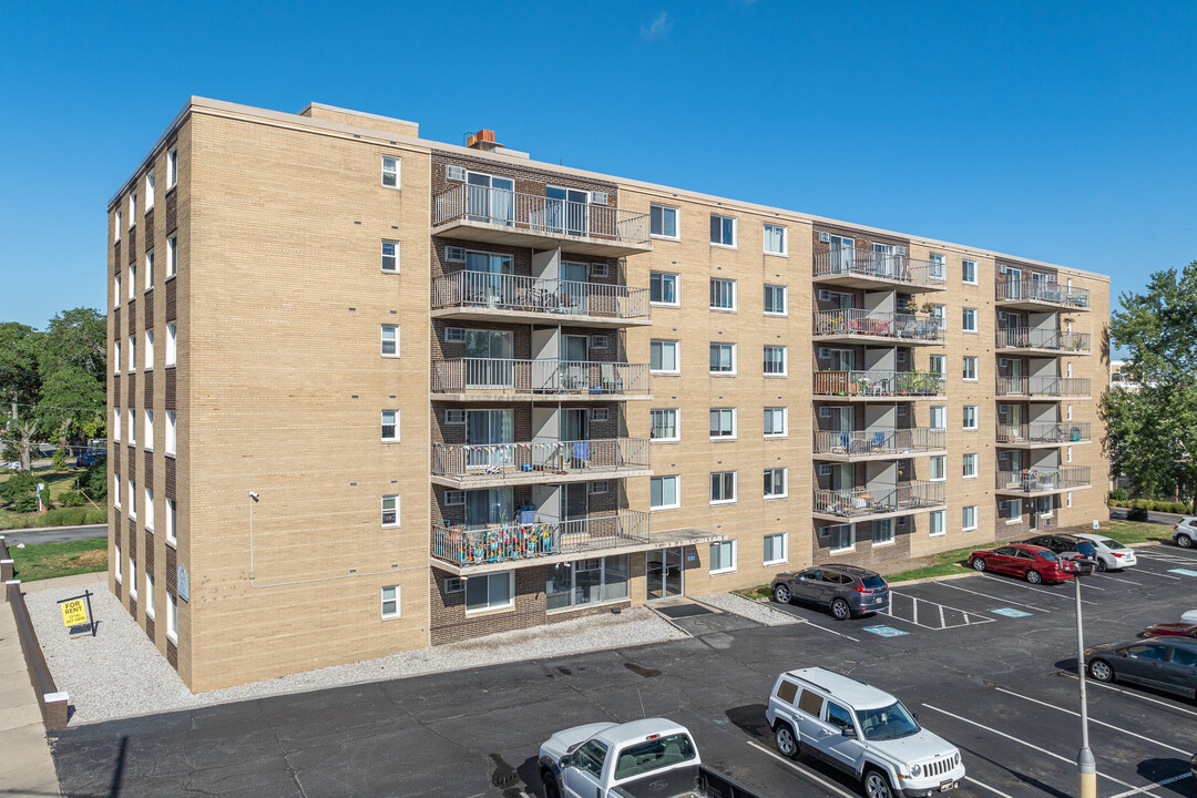 Mark Twain Apartments in Lakewood, OH - Building Photo