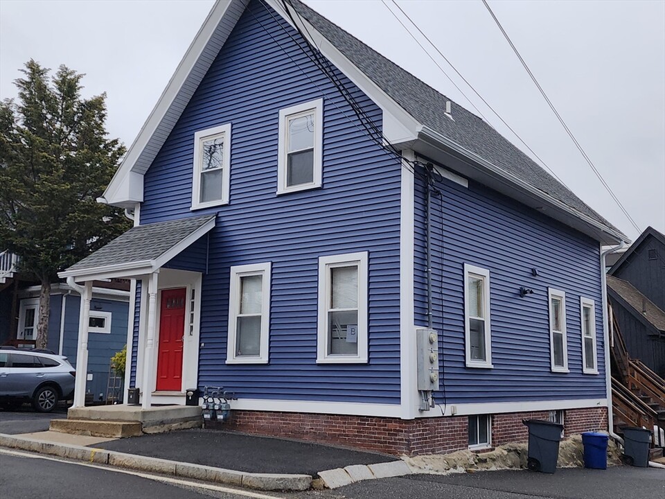 114 Ash St-Unit -2 in Reading, MA - Building Photo