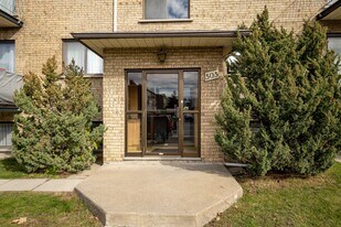 505 Laval Boul in Laval, QC - Building Photo