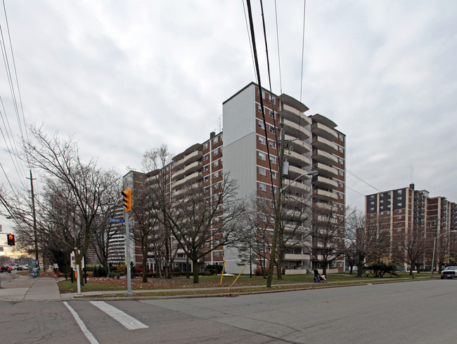 Rosslyn Residence in Toronto, ON - Building Photo - Building Photo