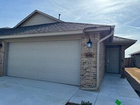 616 Marlin Ct in Chickasha, OK - Building Photo