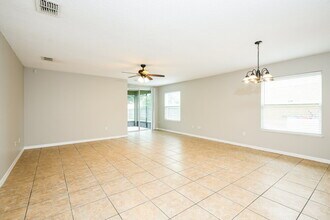 220 Daigledog St in St. Cloud, FL - Foto de edificio - Building Photo