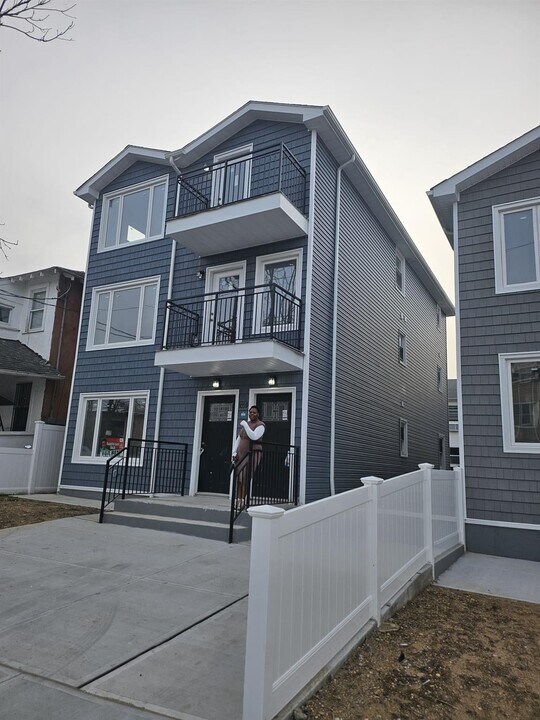10-59 Grassmere Terrace in Queens, NY - Building Photo