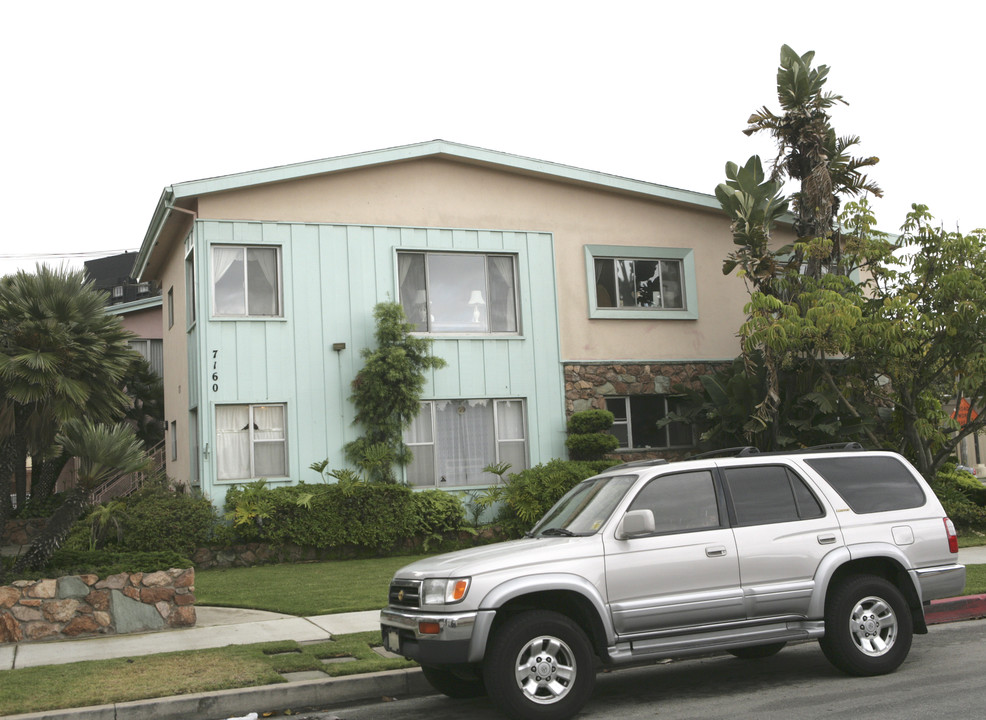 7160 W 85th St in Los Angeles, CA - Building Photo