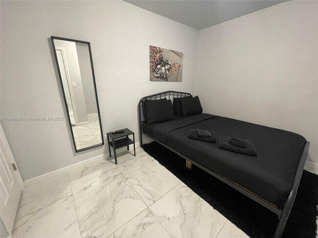 2240 Simms St in Hollywood, FL - Building Photo - Building Photo