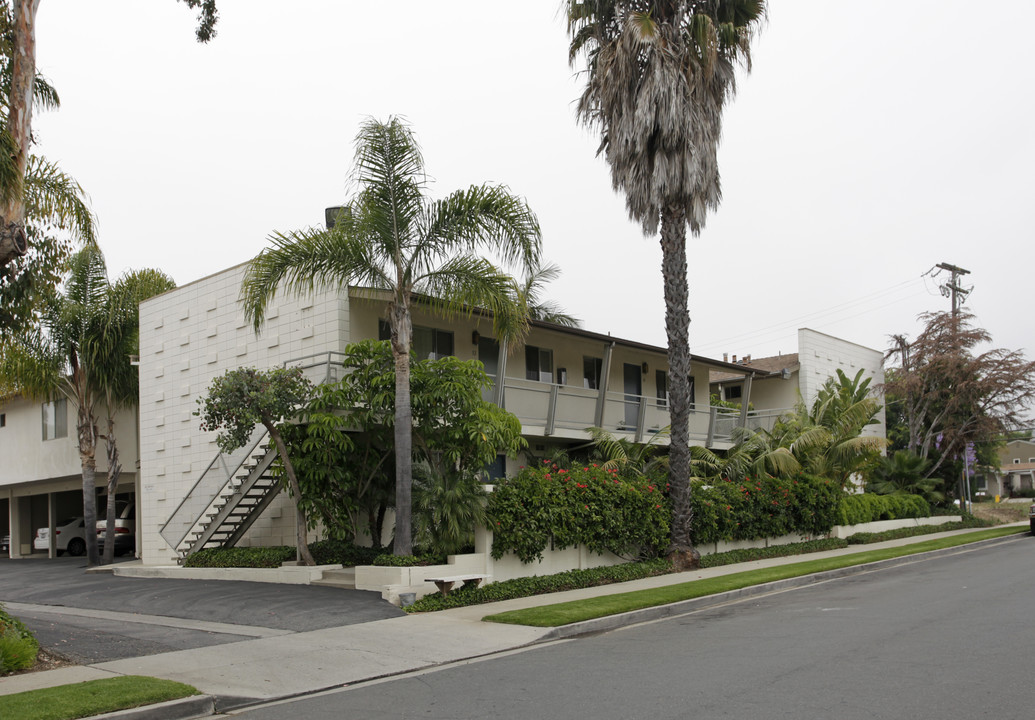 Verano Courtyard Apartments in Santa Barbara, CA - Foto de edificio