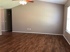 671 Victoria Pl in Centerton, AR - Foto de edificio - Building Photo