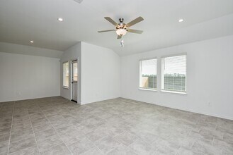 7519 Fierce Friesian Ln in Iowa Colony, TX - Foto de edificio - Building Photo