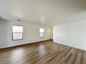 5554 Henshaw Ave in Las Vegas, NV - Building Photo - Building Photo