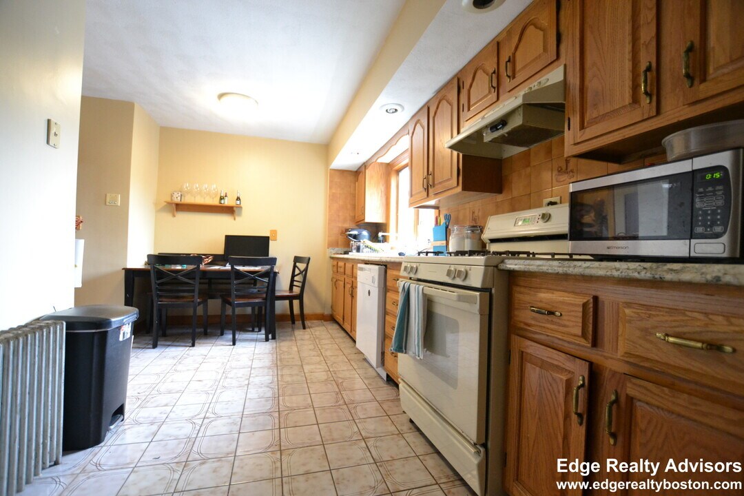 82 Beechcroft St in Boston, MA - Building Photo