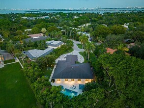 4800 Bay Point Rd in Miami, FL - Building Photo - Building Photo